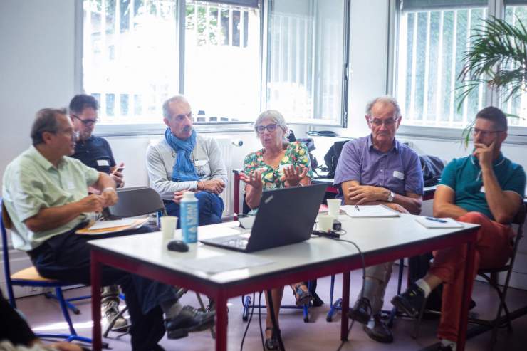 Les intervenants de l'atelier «propriété et commun(s)» discutent autour autour d'une table.