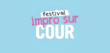 Fond bleu clair, inscription "Festival Impro sur Cour" en rose et blanc 