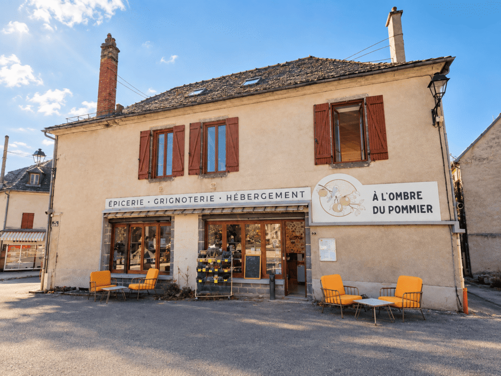 À l’Ombre du Pommier recherche un·e partenaire pour développer un commerce rural dans le Cantal